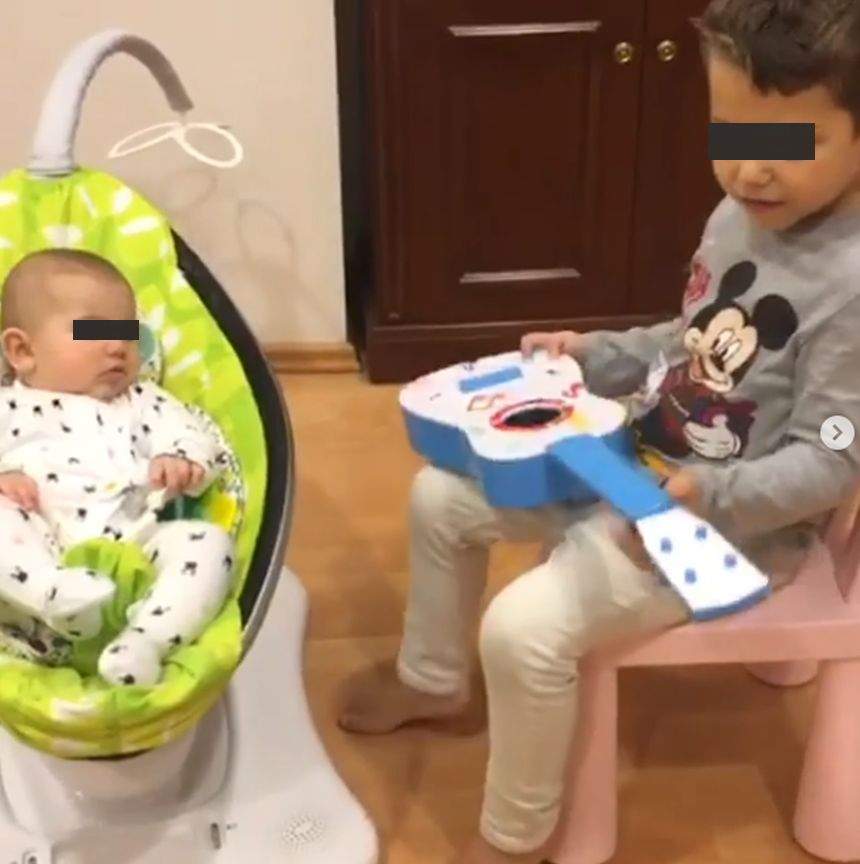 VIDEO / Ce grijulii sunt copiii mai mari ai Elenei Băsescu cu surioara lor, Anastasia. Imagini adorabile cu nepoţii fostului preşedinte