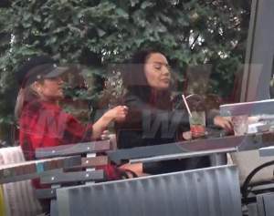 VIDEO PAPARAZZI / A ieşit cu fetele la cafenea, dar a înnebunit bărbaţii! Diana Munteanu, apariţie fierbinte în Capitală