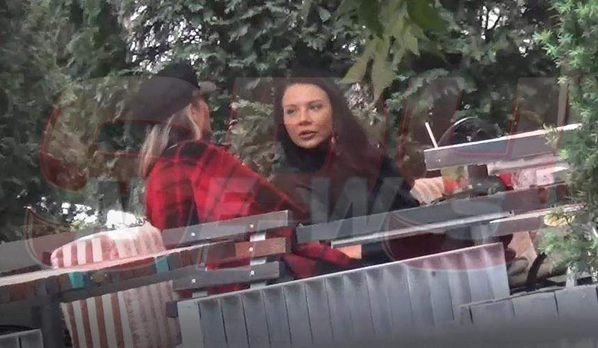 VIDEO PAPARAZZI / A ieşit cu fetele la cafenea, dar a înnebunit bărbaţii! Diana Munteanu, apariţie fierbinte în Capitală