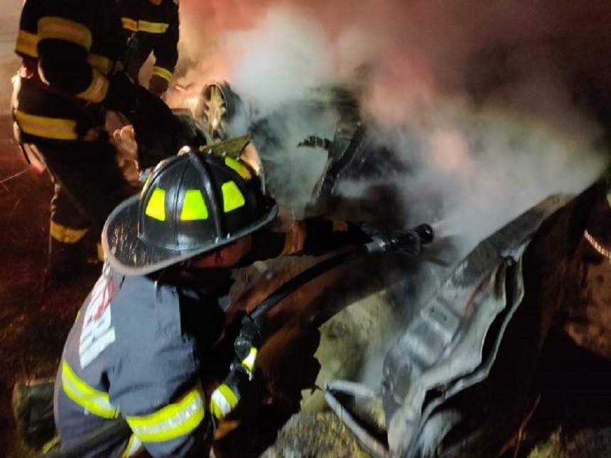 FOTO / Accident cumplit în Arad! Două persoane au murit carbonizate, după ce mașina s-a răsturnat și a fost curprinsă de flăcări