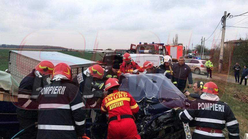 FOTO / Accident grav, pe DN3! Două persoane sunt prinse între fiarele contorsionate ale unui autoturism, după un impact violent