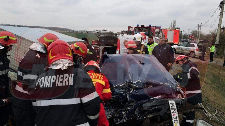 FOTO / Accident grav, pe DN3! Două persoane sunt prinse între fiarele contorsionate ale unui autoturism, după un impact violent