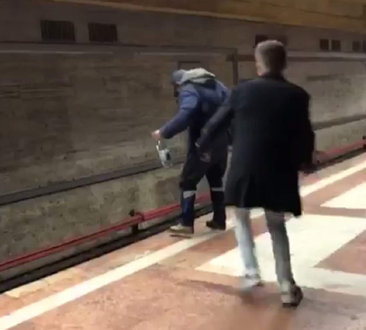 VIDEO / Imagini șocante la metroul din București! Un student a salvat un bărbat care voia să se sinucidă