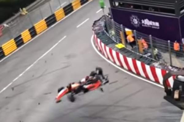 VIDEO / O șoferiță în vârstă de 17 ani a zburat peste pistă cu 270 km / oră