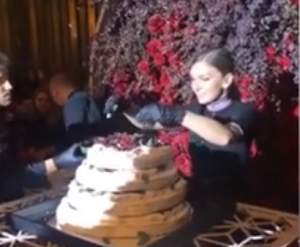 VIDEO / Petrecere de senzaţie pentru Simona Halep! Campioana şi-a făcut singură tortul în faţa invitaţilor