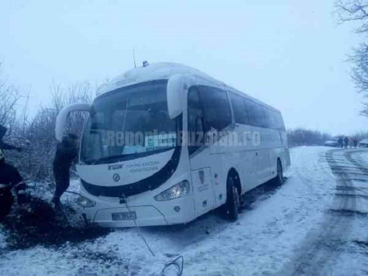 FOTO / Nouă oameni au ajuns în stare gravă la spital, după ce un autocar s-a răsturnat în Buzău!