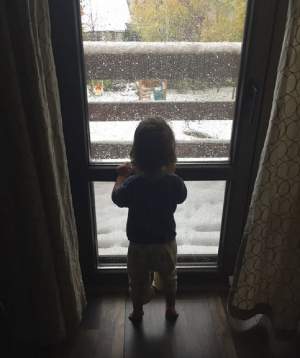 FOTO / Ana, fiica Simonei Gherghe, a rămas fără cuvinte dis-de-dimineaţă când a privit pe geam! "Uimire totală"