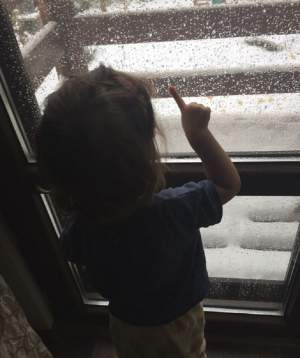 FOTO / Ana, fiica Simonei Gherghe, a rămas fără cuvinte dis-de-dimineaţă când a privit pe geam! "Uimire totală"