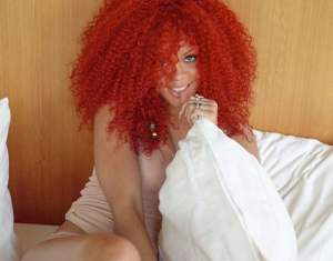 Cum arată Rihanna când "lenevește" în pat! Este extrem de provocatoare