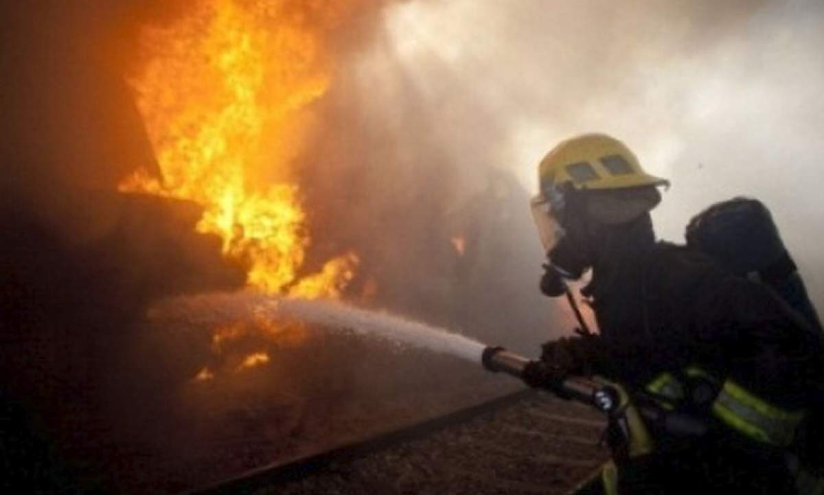 Doi bărbaţi din Buzău îşi terorizează sătenii după ce dau foc la căpiţele de fân pentru că le place cum ard. Piromanii sunt chiar iubiţi