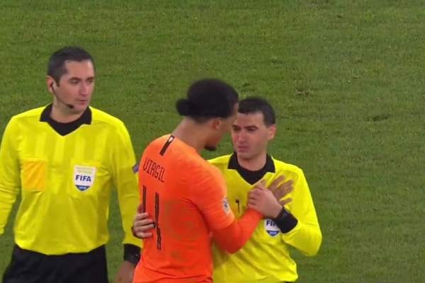 VIDEO / Moment sfâşietor la finalul meciului Germania – Olanda! Arbitrul Ovidiu Haţegan a izbucnit în lacrimi, după ce la pauză a aflat că mama sa a murit!