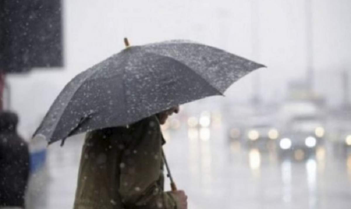 UPDATE: Vreme rea în aproape toată ţara! Cod galben de ploaie, burniţă şi polei