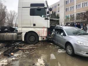 Imagini șocante! Un șofer de TIR din Iași, în comă alcoolică, a intrat într-o parcare și a făcut praf nouă mașini