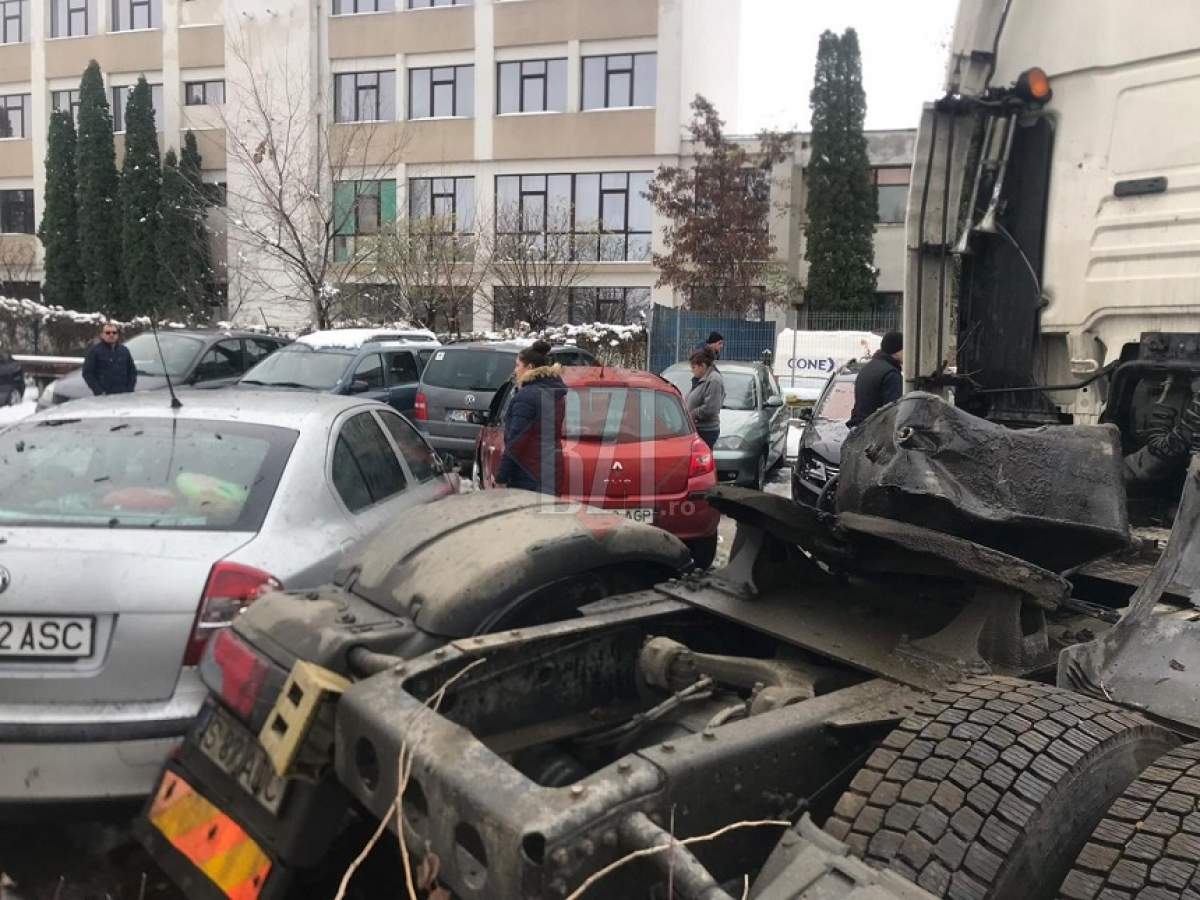 Imagini șocante! Un șofer de TIR din Iași, în comă alcoolică, a intrat într-o parcare și a făcut praf nouă mașini