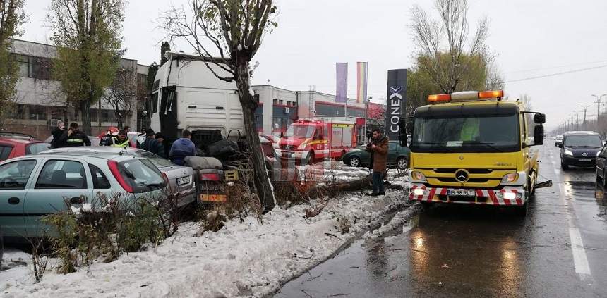 Imagini șocante! Un șofer de TIR din Iași, în comă alcoolică, a intrat într-o parcare și a făcut praf nouă mașini