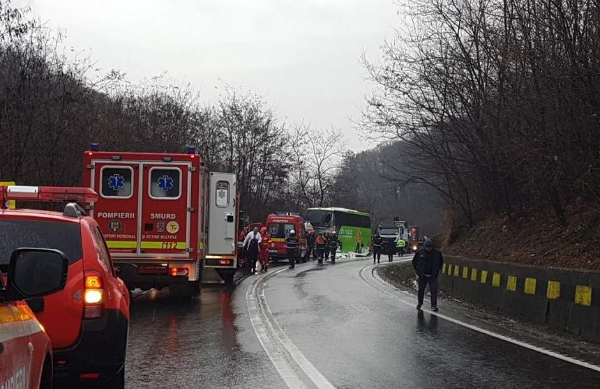 FOTO / Accident grav în Sibiu, pe DN1! Un TIR şi un autocar cu 23 de pasageri s-au ciocnit violent