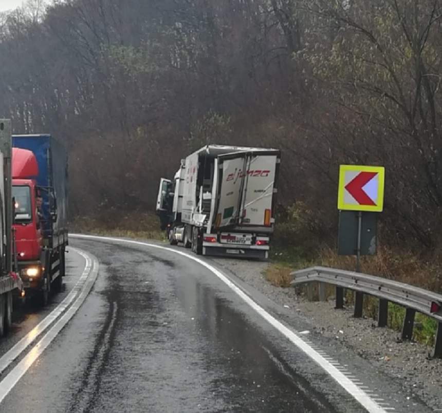 FOTO / Accident grav în Sibiu, pe DN1! Un TIR şi un autocar cu 23 de pasageri s-au ciocnit violent