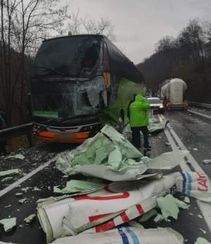 FOTO / Accident grav în Sibiu, pe DN1! Un TIR şi un autocar cu 23 de pasageri s-au ciocnit violent