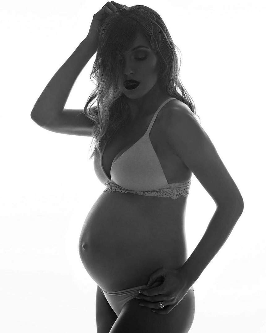 FOTO / Însărcinată în 9 luni, Andreea Ibacka a pozat sexy, în lenjerie intimă: „Din clipă în clipă”