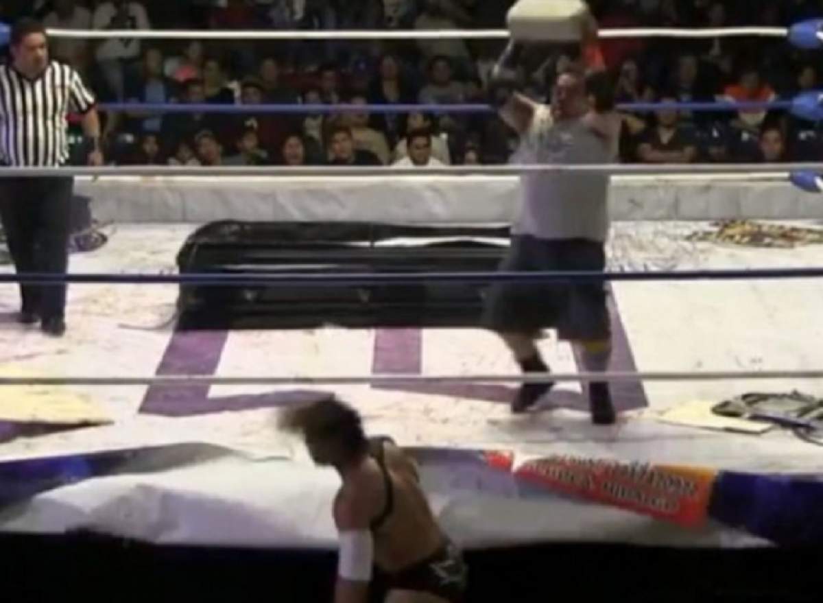 Imagini șocante! Un wrestler i-a crăpat craniul cu un scaun adversarului său