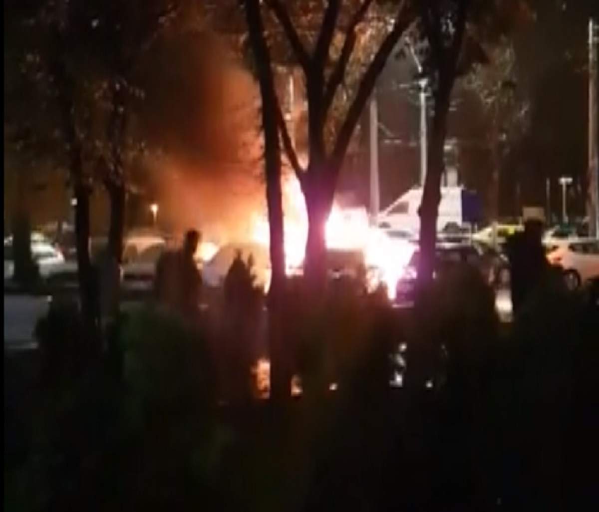 VIDEO / Mai multe mașini au luat foc într-o parcare din Capitală