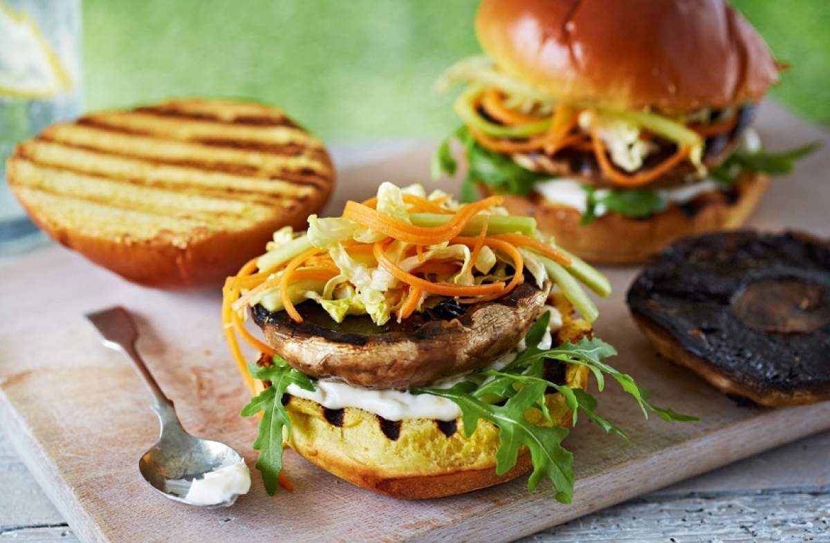 REȚETA ZILEI: Burger delicios cu ciuperci, pentru toți vegetarienii pretențioși!