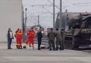 UPDATE: VIDEO / Tragedie înainte de parada de 1 Decembrie de la Alba Iulia! Un soldat a murit după ce s-a urcat pe un tanc