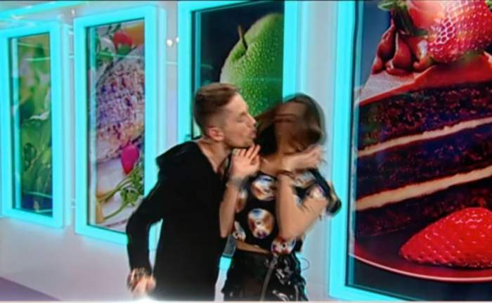 FOTO / Ştefan Manolache a sărutat-o, în direct, pe Natalia, la "Star Matinal". "Hai să nu exagerăm"