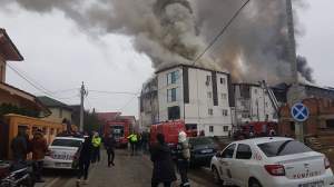 VIDEO / Ultimă oră! Mansarda a două blocuri din Capitală arde puternic! 25 de autospeciale se luptă cu incendiul