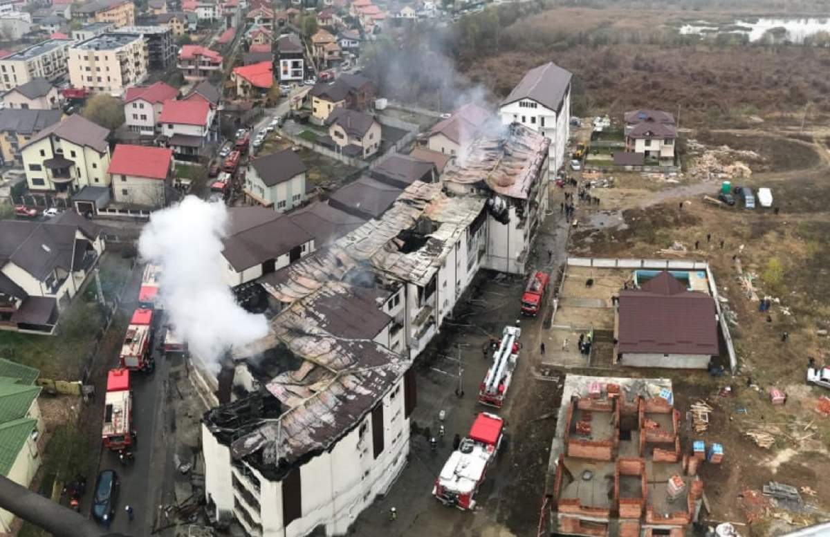 VIDEO / Ultimă oră! Mansarda a două blocuri din Capitală arde puternic! 25 de autospeciale se luptă cu incendiul