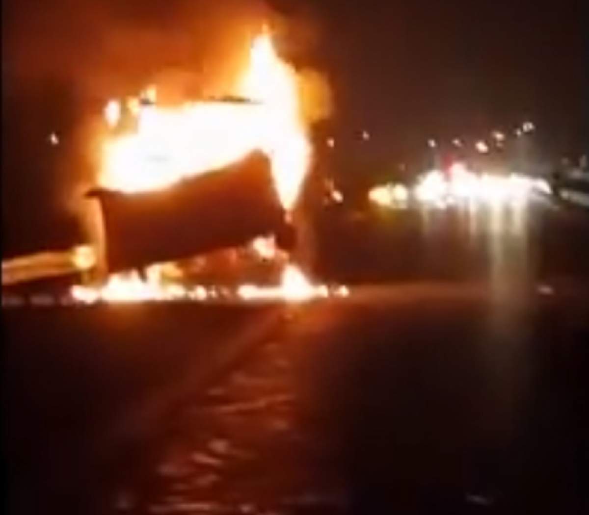 VIDEO / Panică pe autostrada A2! Un utilaj a luat foc