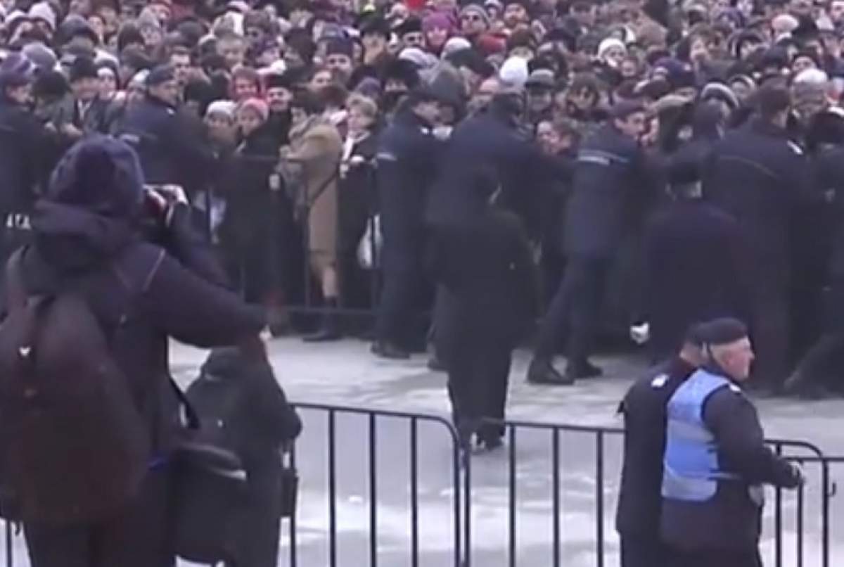 VIDEO / Imagini incredibile în fața Catedralei Mântuirii Neamului! Oamenii s-au îmbulzit, iar jandarmii au intervenit în forță