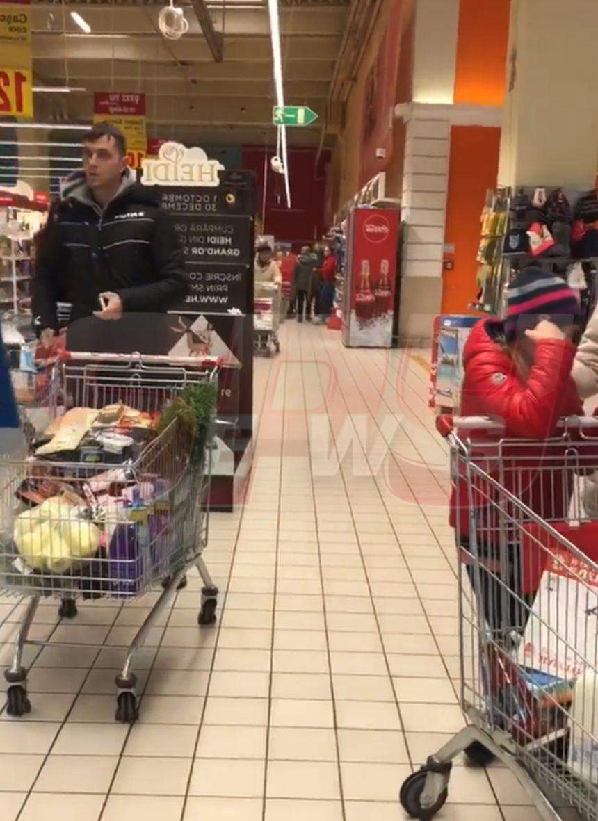 VIDEO EXCLUSIV / S-a făcut băiat de casă. Fostul jucător al Rapidului a dat iama prin magazine şi a umplut coşul de cumpărături