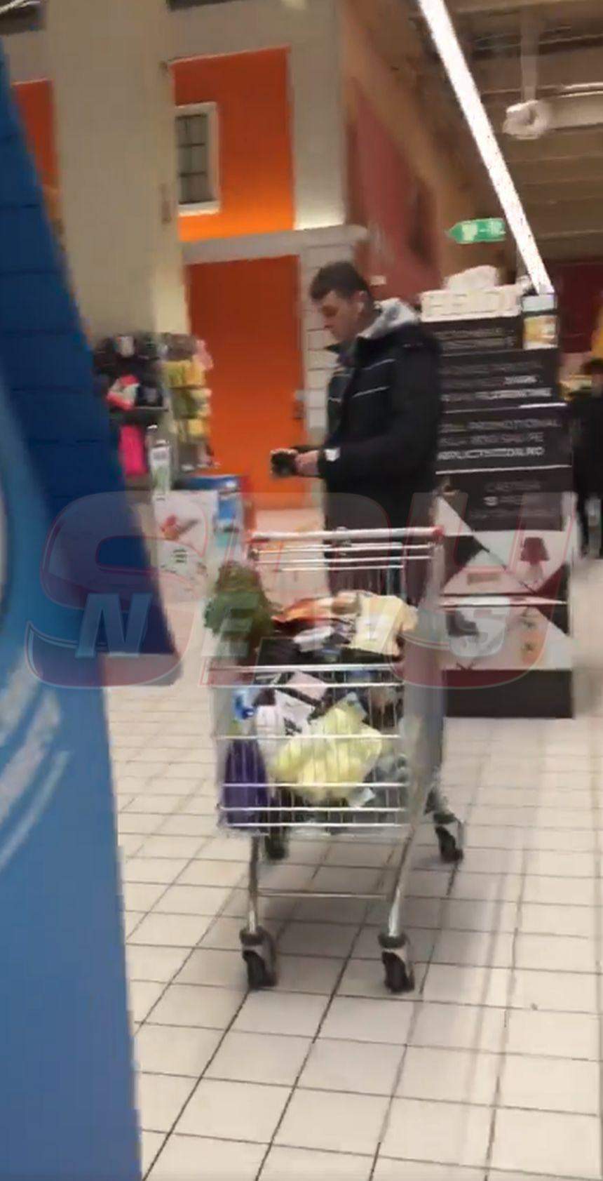 VIDEO EXCLUSIV / S-a făcut băiat de casă. Fostul jucător al Rapidului a dat iama prin magazine şi a umplut coşul de cumpărături