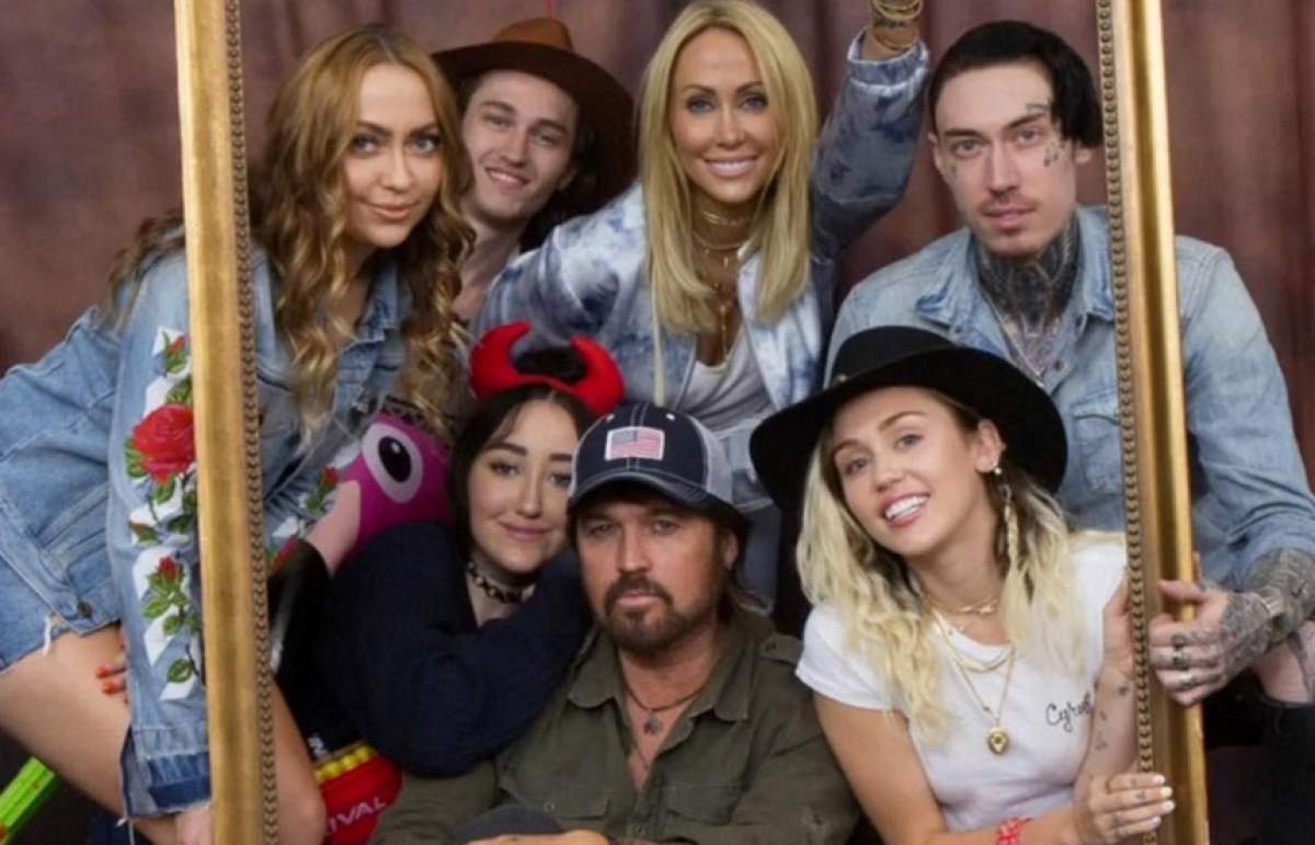 FOTO / Logodna care a adus bucurie mare în familia lui Miley Cyrus! "Abia aştept să mă căsătoresc cu tine"