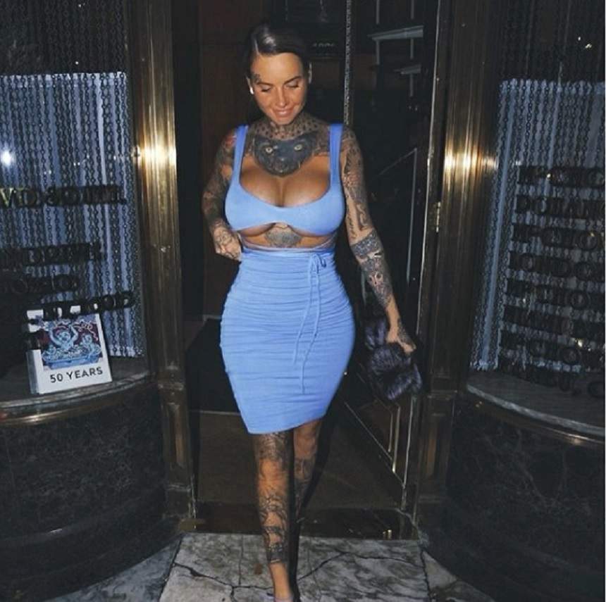 FOTO / Și-a etalat corpul sexy și tatuat, iar sânii uriași i-au ieșit din rochie! Jemma Lucy a încins temperaturile în termometre