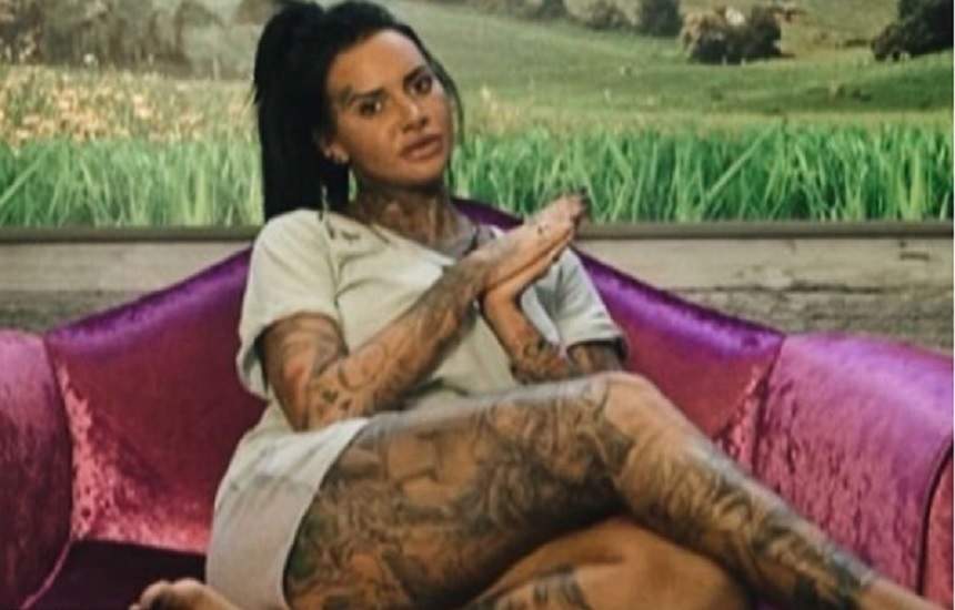 FOTO / Și-a etalat corpul sexy și tatuat, iar sânii uriași i-au ieșit din rochie! Jemma Lucy a încins temperaturile în termometre