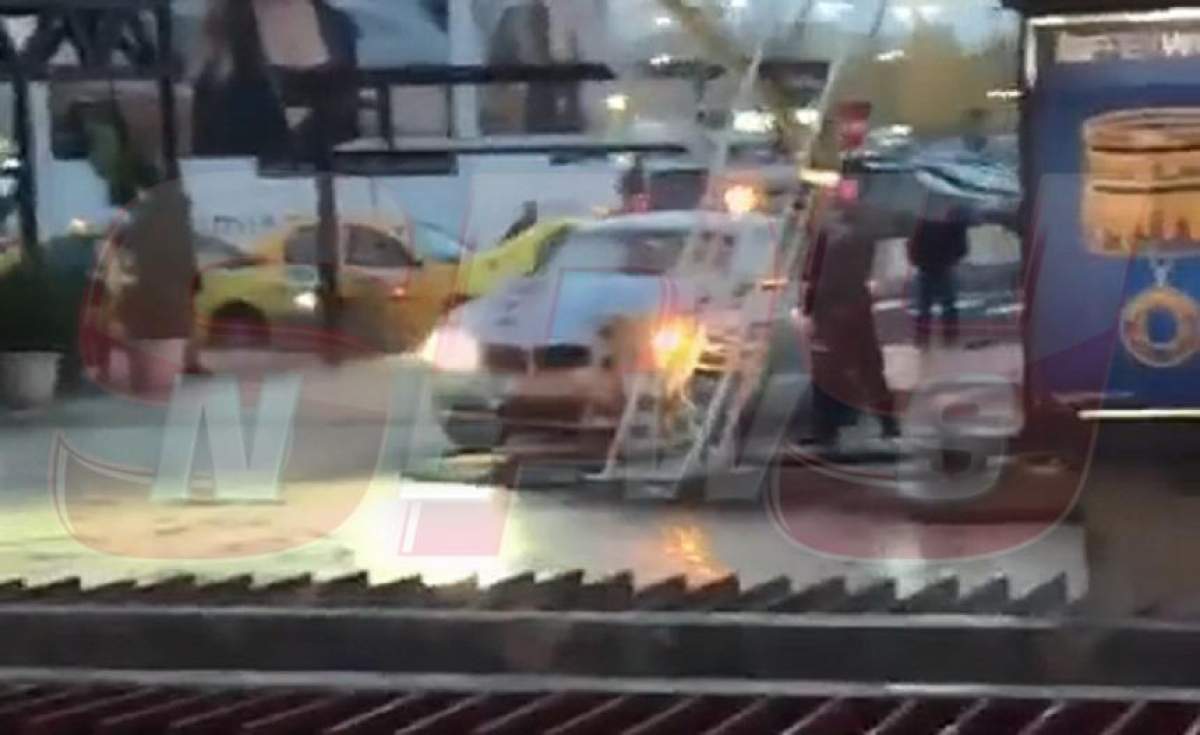 VIDEO / Și-a făcut cadou o pagubă. Un șofer a „împodobit” steaua de Crăciun cu mașina, la un mall din București