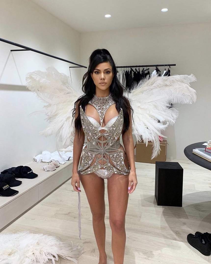 FOTO / Kourtney Kardashian nu se lasă mai prejos! Și-a pus fundulețul în prim plan, dar care este verdictul?