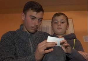 VIDEO / Tată la 16 ani pentru fratele mai mic. Ionuţ este stâlpul familiei, după ce mama i-a murit în urmă cu şase luni