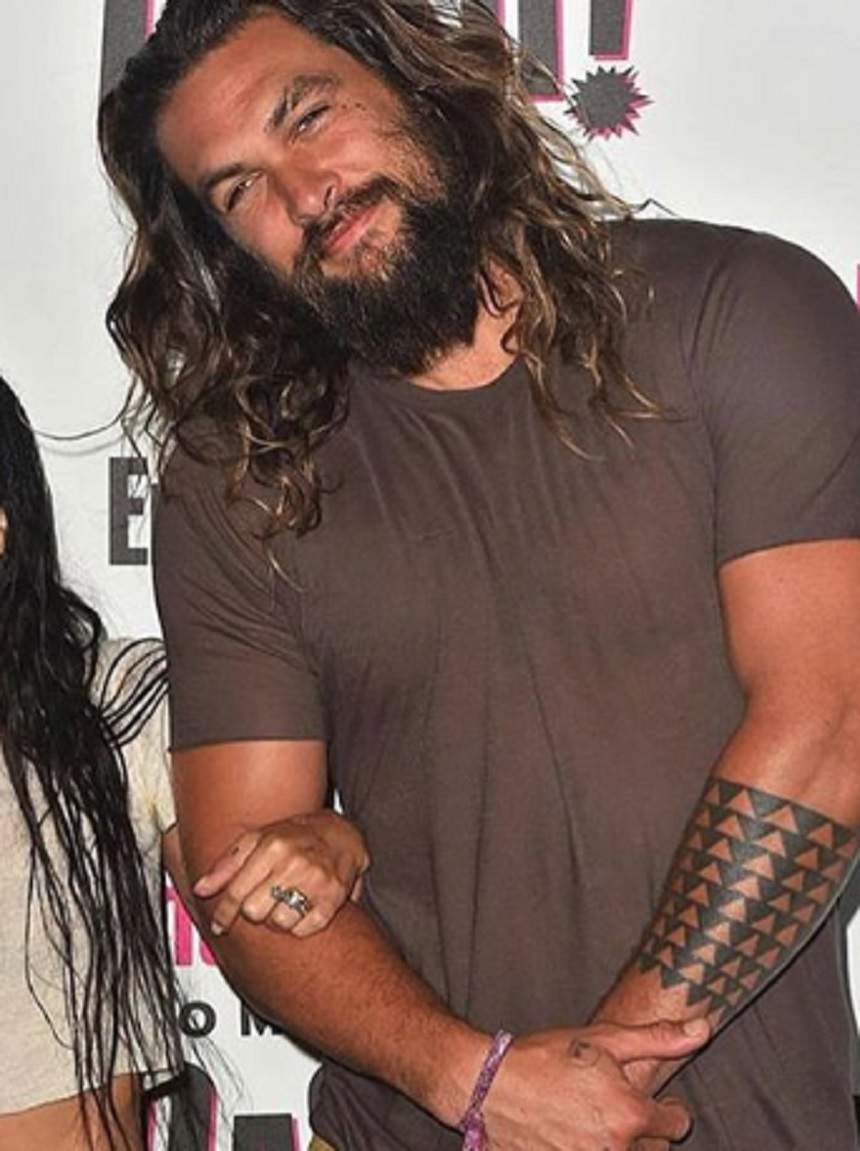 FOTO / Dovada că Jason Momoa nu și-a lăsat barbă doar pentru rolul „Khal Drogo”, din „Game of Thrones”. Actorul e total neîngrijit!