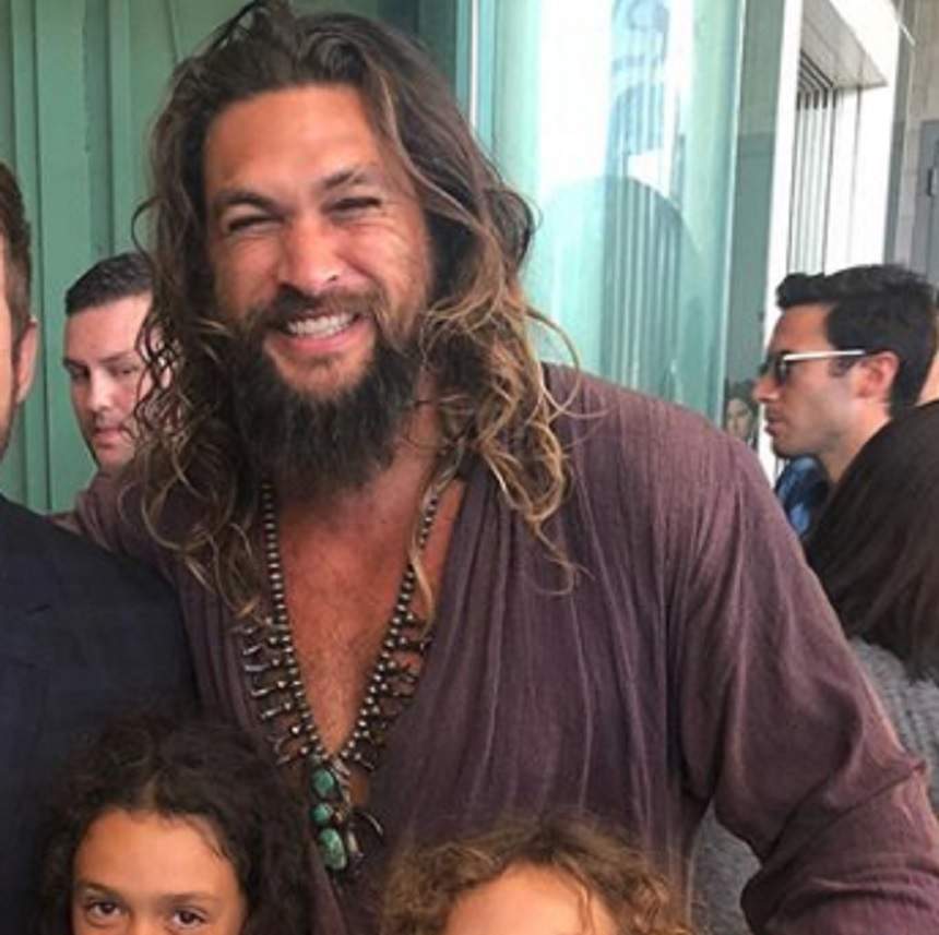 FOTO / Dovada că Jason Momoa nu și-a lăsat barbă doar pentru rolul „Khal Drogo”, din „Game of Thrones”. Actorul e total neîngrijit!