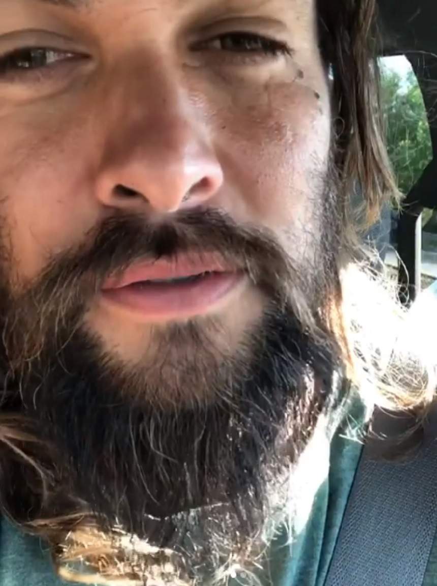 FOTO / Dovada că Jason Momoa nu și-a lăsat barbă doar pentru rolul „Khal Drogo”, din „Game of Thrones”. Actorul e total neîngrijit!