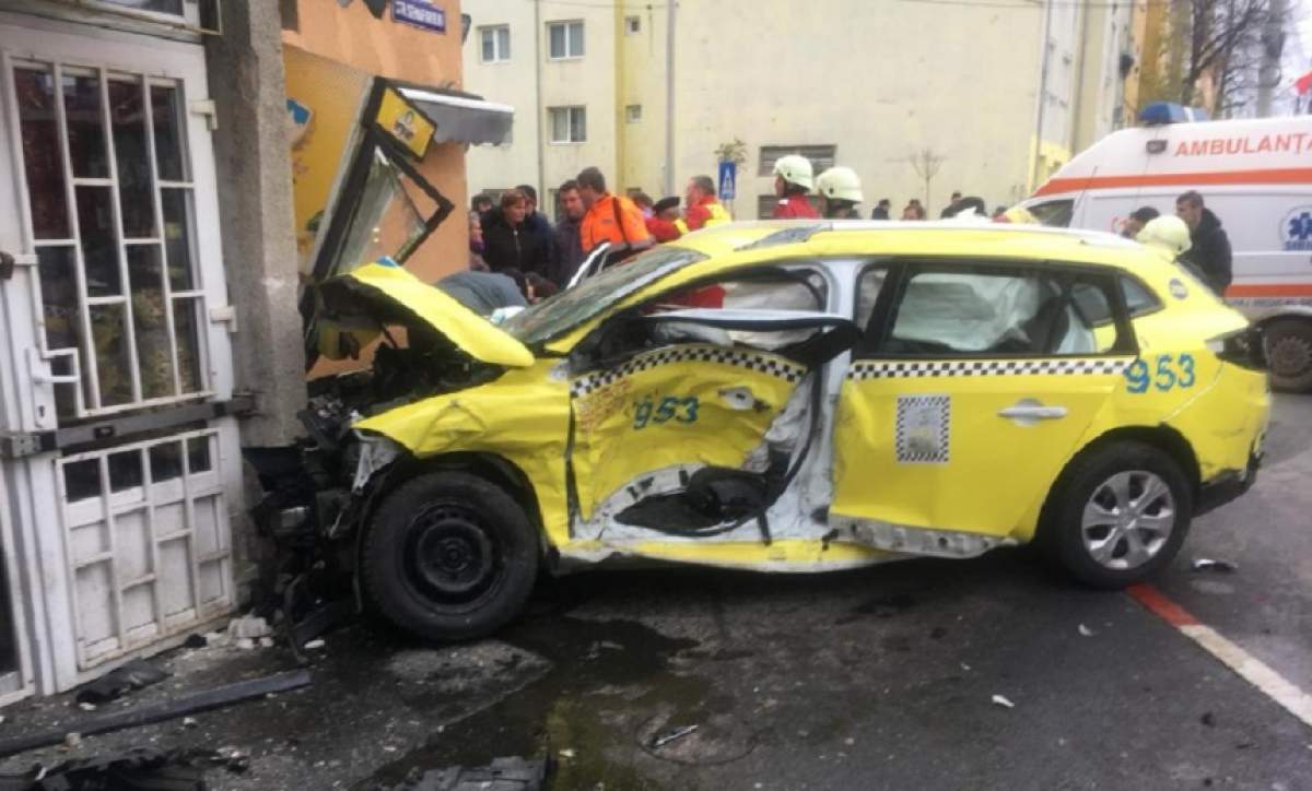 FOTO / Accident grav în Sibiu! Un taxi a intrat în plin într-o clădire