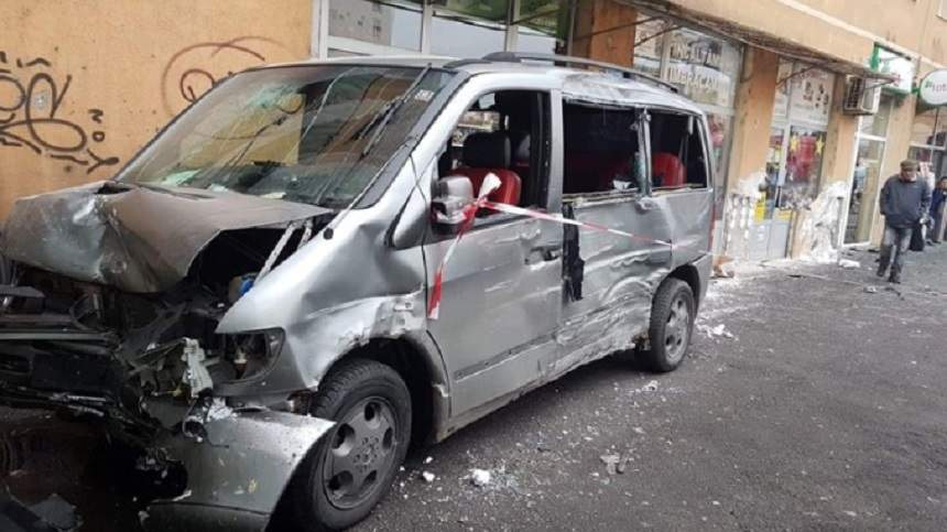 FOTO / Accident grav în Sibiu! Un taxi a intrat în plin într-o clădire