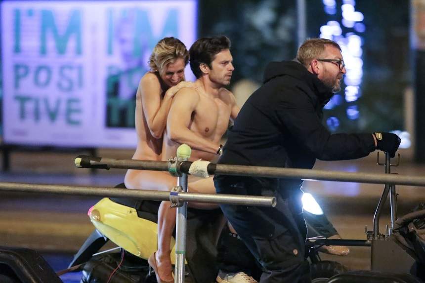 FOTO / Sebastian Stan, românul care a jucat în „Avengers”, a gonit dezbrăcat, pe motocicletă