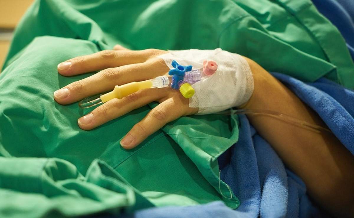 O profesoară în vârstă de 25 de ani a minţit că are cancer! A fost arestată