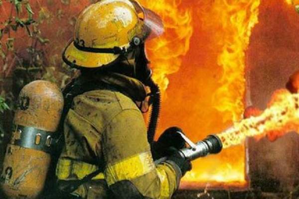 Incendiu izbucnit într-o locuinţă din Galaţi! O femeie a fost găsită carbonizată