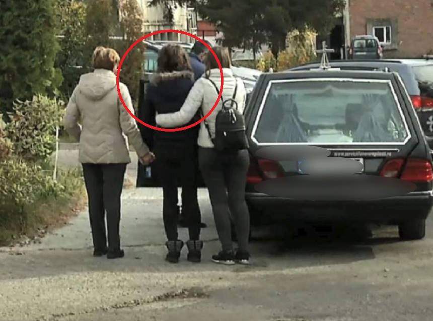FOTO / Soția polițistului criminal din Pitești, transfigurată de durere! Și-a luat copilul acasă, de la morgă