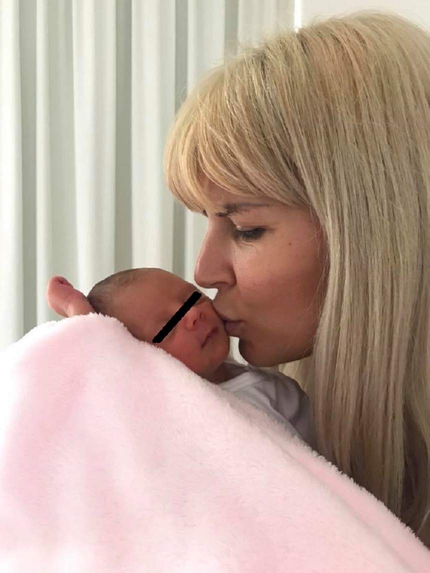 FOTO / Elena Udrea, ipostază emoționantă alături de fiica sa. Cum s-a fotografiat blondina, la o lună de la arestare